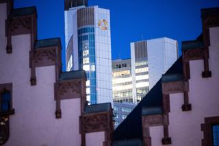 Finanzkrise 2008: Der Commerzbank-Tower, hinter dem Rathaus von Frankfurt am Main