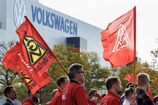 Volkswagen: Beschäftigte des Volkswagenwerks in Zwickau demonstrieren mit Fahnen der IG Metall auf dem Werksgelände während einer vom Betriebsrat von Volkswagen Sachsen in Zwickau, Ostdeutschland, organisierten Informationsveranstaltung am 28. Oktober 2024. Der angeschlagene Autokonzern Volkswagen plant die Schließung von mindestens drei Werken in Deutschland und den Abbau von Zehntausenden von Arbeitsplätzen als Teil eines drastischen Kostensenkungsprogramms, sagten Arbeitnehmervertreter am 28. Oktober 2024 und nannten die vorgeschlagenen Kürzungen „von historischem Ausmaß“. Der Plan des Managements, der die Marke VW betrifft, beinhaltet auch eine 10-prozentige Lohnkürzung für alle Mitarbeiter, so der mächtige Betriebsrat des Unternehmens in einer Mitteilung an die Belegschaft.