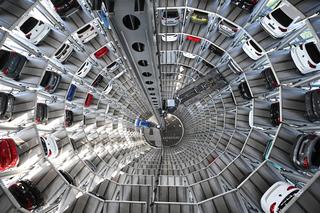 Autohersteller: WOLFSBURG, GERMANY - SEPTEMBER 07: Volkswagen cars stand on elevator platforms inside one of the twin towers used as storage at the Autostadt promotional facility next to the Volkswagen factory on September 07, 2023 in Wolfsburg, Germany. Volkswagen announced recently that it is temporarily cutting some shifts and lowering production at Wolfsburg and other plants due to a lack of critical engine components. Flooding in Slovenia disrupted production at gear rings manufacturer KLS Ljubno, which supplies Volkswagen and other European automobile factories. Electric car production is not affected. (Photo by Stuart Franklin/Getty Images)