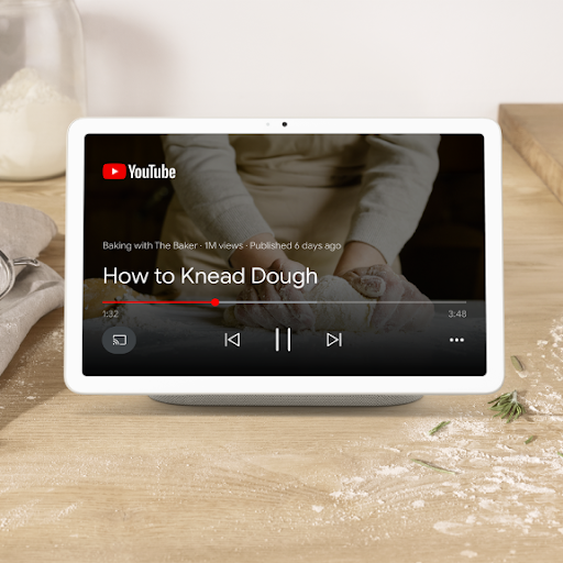 充電ホルダーにセットされたタブレット。「How To Knead Dough」というタイトルの YouTube 動画が再生されている。