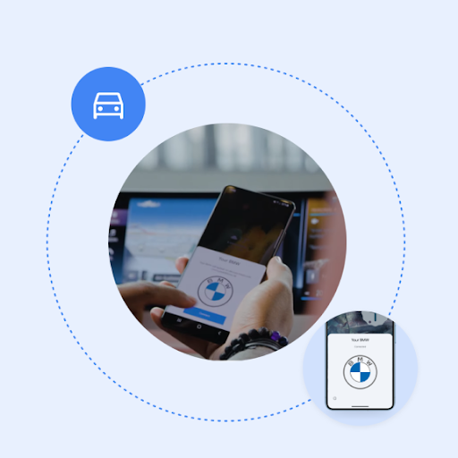 Un par de manos sujetan un teléfono delante de una tablet montada en el salpicadero de un coche. En el teléfono se ve un botón que dice "Conectar" y el logotipo de BMW. Alrededor, el logotipo de BMW y el icono de un coche están conectados por una línea de puntos.