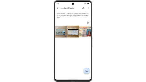 Dùng một chiếc điện thoại Android để chuyển video và ảnh trong Google Photos vào Thư mục bảo mật được bảo vệ bằng mật khẩu, đồng thời cho thấy thư mục đó đã được sao lưu lên đám mây.