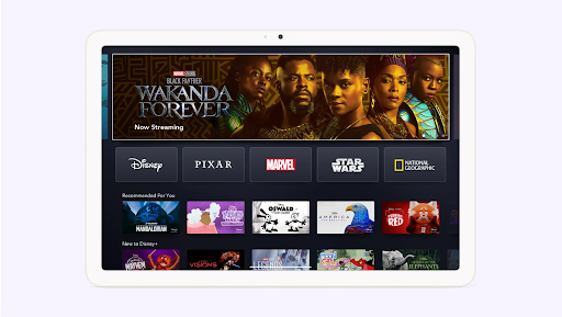 Um tablet mostrando a página inicial do Disney+ com programas e filmes recomendados.