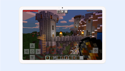 A tela de um tablet mostrando um castelo de pedras no Minecraft.