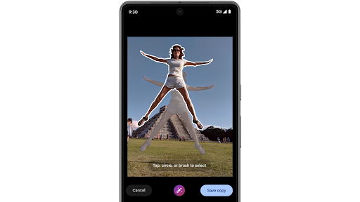 С помощью волшебного редактора в Google Фото на телефоне Android пользователь выбирает и перемещает человека на изображении. При этом генеративный искусственный интеллект заполняет пустое пространство.