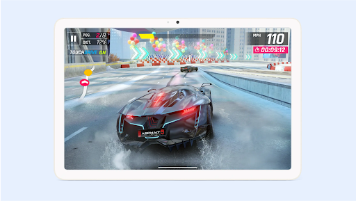 A tela de um tablet mostrando o jogo Asphalt 9 Legends, com carros de corrida se aproximando da linha de chegada com setas e balões.