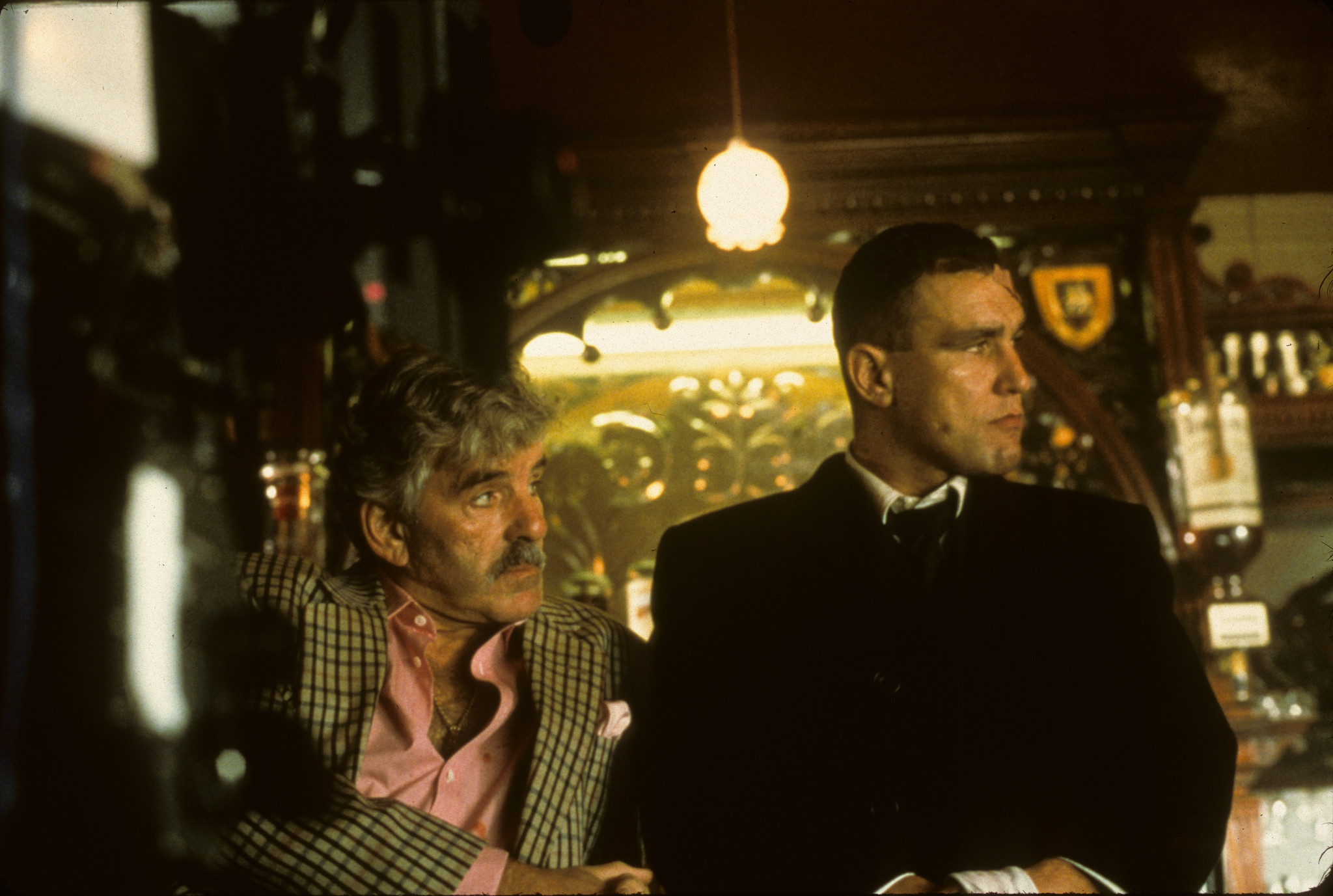 Dennis Farina and Vinnie Jones in Snatch (2000)