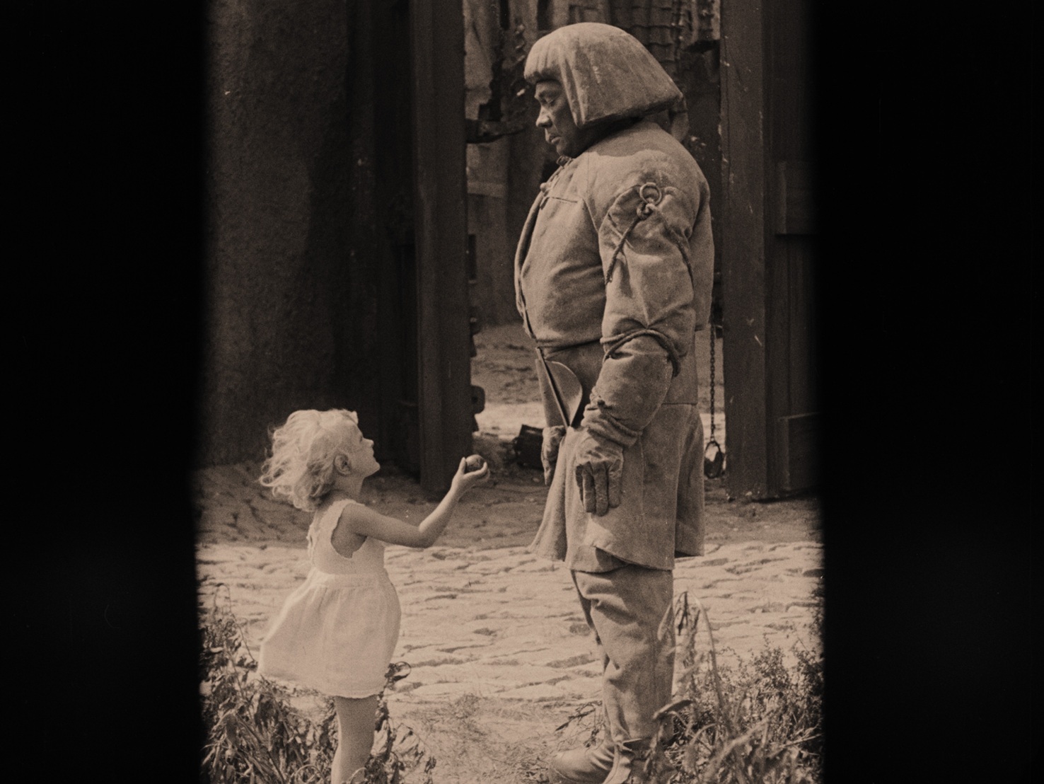 Loni Nest, Paul Wegener, and Ursula Nest in The Golem (1920)