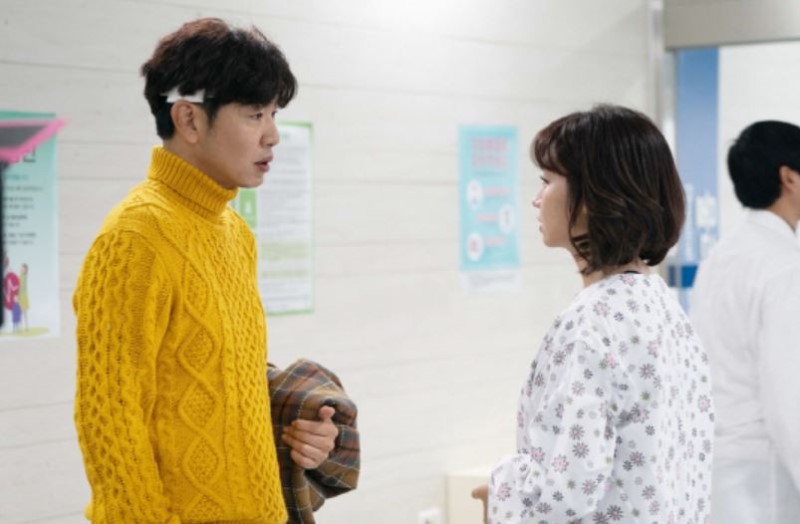 Lee Jong-hyuk and Lee Yu-ri in Spring Must Be Coming (2019)