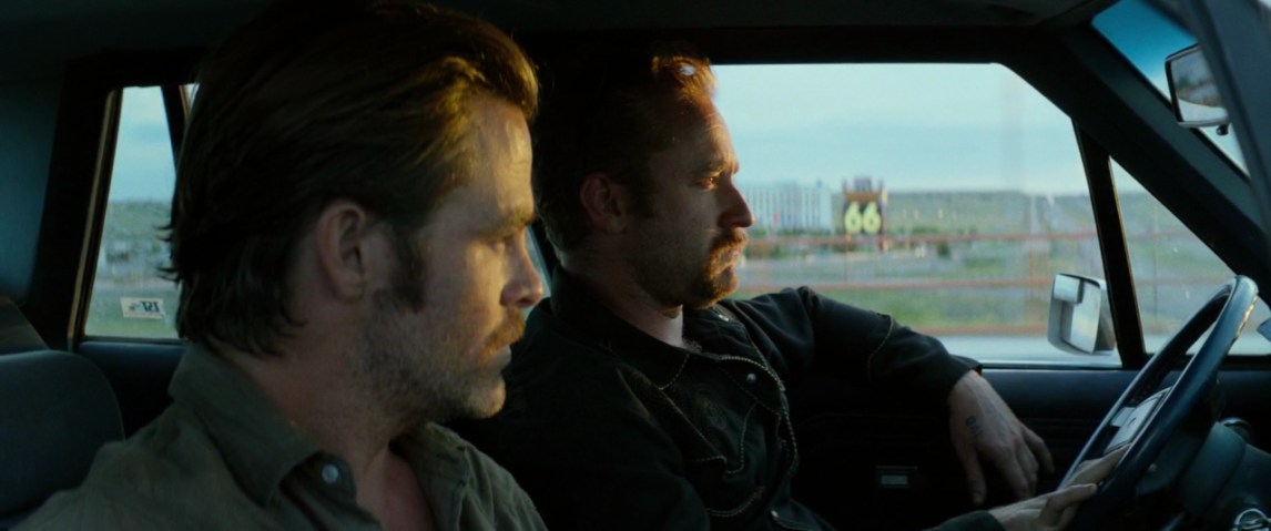 Ben Foster and Chris Pine in Hell or High Water (2016)