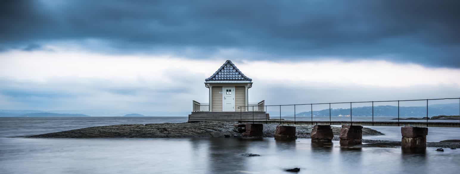 Badehus ved Oslofjorden på Fornebulandet, i Bærum kommune, Akershus