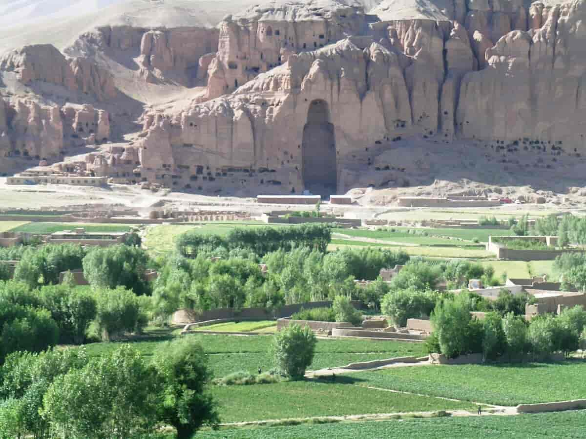 En av de ødelagte buddhafigurene i Bamian