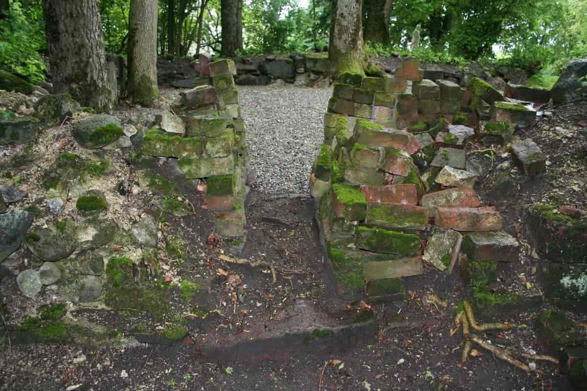 Rester av Værne kloster: døråpning mellom kor og sakristi i klosterkirken