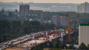 Arbeiter brechen erste Teile der Schiersteiner Brücke heraus