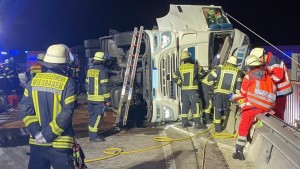 Sattelzug auf Schiersteiner Brücke umgekippt