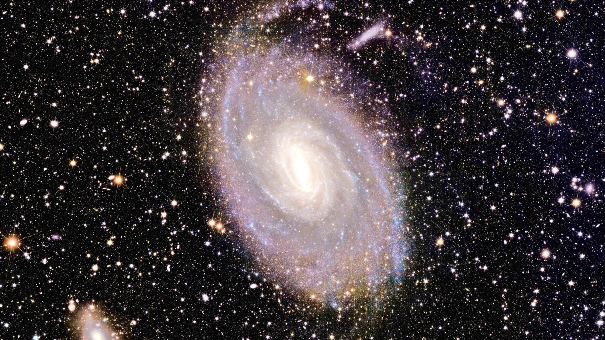 NGC 6744 ist eine der größten Spiralgalaxien  jenseits unserer direkten interstellaren Umgebung von etwa 33 Millionen Lichtjahren. Sie ist ein typisches Beispiel für die Art von Galaxie, in der derzeit die meisten Sterne im nahen Universum entstehen.