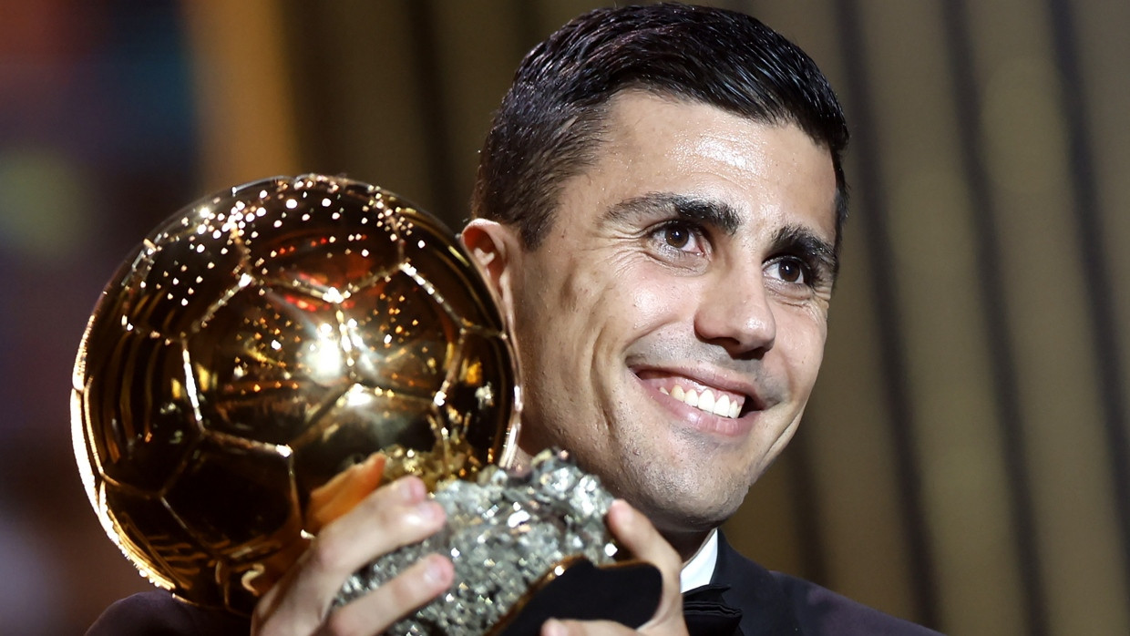 Strahlender Sieger mit goldenem Ball: Rodri ist der Weltfußballer 2024.