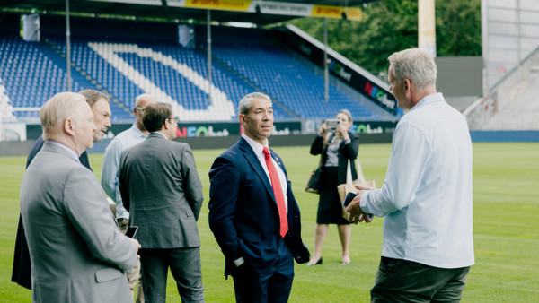 Amerikanische Gäste: Eine Delegation aus der Partnerstadt San Antonio, in der Mitte der Bürgermeister Ron Nirenberg, im Stadion am Böllenfalltor.