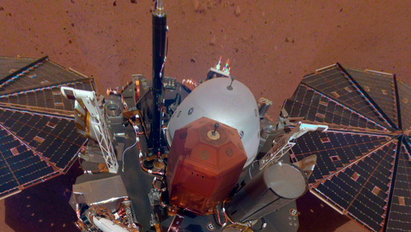 Aus elf mit dem Roboterarm aufgenommenen Fotos zusammengesetzt wurde dieses „Selfie“ von „Insight“ auf der Marsoberfläche.