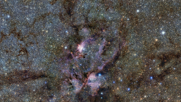 Sternenlandschaft aus riesigen leuchtenden Gaswolken und Staubfäden, die heiße junge Sterne umgeben. Diese Infrarotansicht zeigt das Sternentstehungsgebiet NGC 6357.