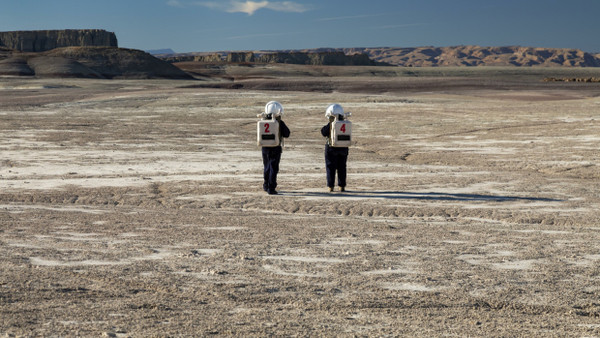 Schöner wäre es, wenn man ohne Helm und Sauerstoffrucksack auf dem Mars herumspazieren könnte: Teilnehmer einer simulierten Marsexpedition in der Wüste von Utah.