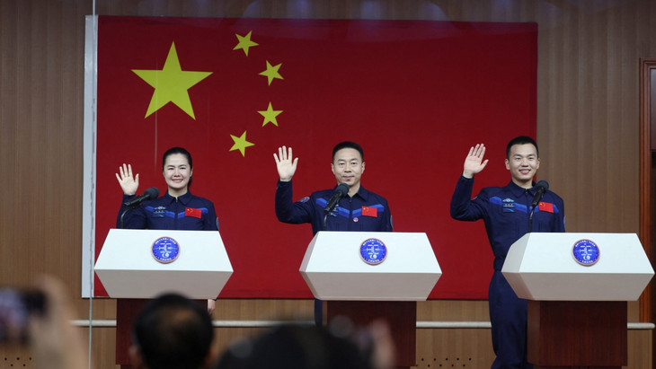 Die drei Crewmitglieder werden in einem Raumfahrtzentrum bei Jiuquan in der chinesischen Provinz Gansu vorgestellt.