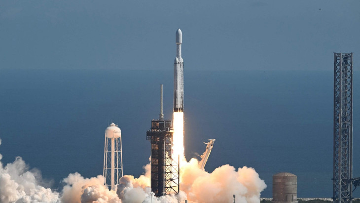 Eine Falcon-Heavy-Trägerrakete startet mit dem Europa Clipper an Bord
vom Launch Complex 39A in Cape Canaveral am 14. Oktober in den blauen Mittagshimmel Floridas.