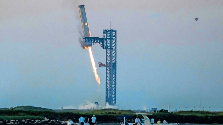 Geschnappt: Nach dem erfolgreichen Start der Rakete gelang es auch, wie geplant, die Unterstufe der Rakete direkt am Startturm wieder einzufangen.