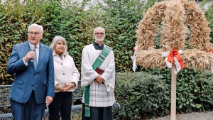 Bundespräsident Steinmeier bekommt Erntekrone