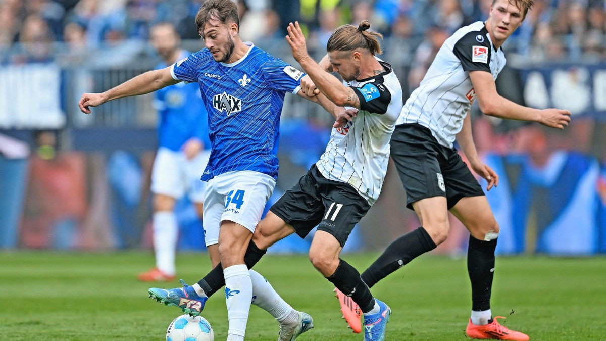 Umkämpftes Spiel: Darmstadts Killian Julian Corredor (links) behauptet den Ball gegen Ulms Dennis Chessa.