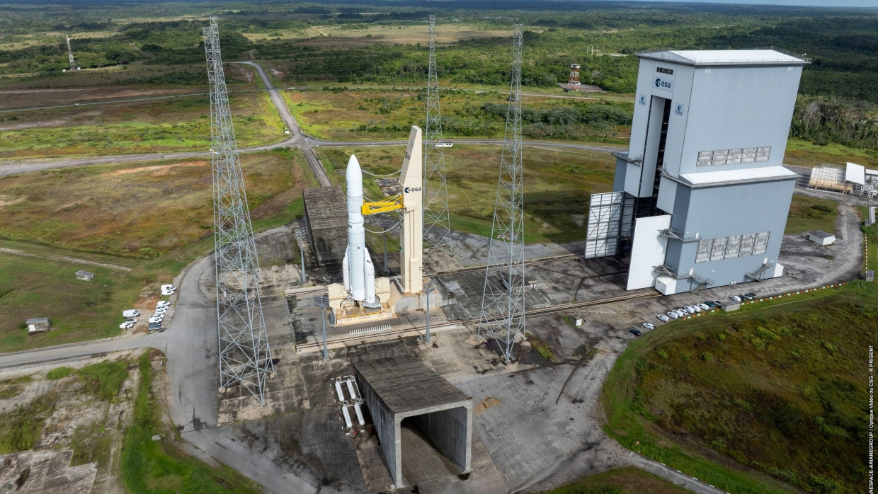 Die erste Ariane 6 - während der „nassen Generalprobe“ am 20. Juni auf ihrer ebenfalls nagelneuen Startrampe am europäischen Raumfahrtzentrum in Kourou, Französisch Guayana.