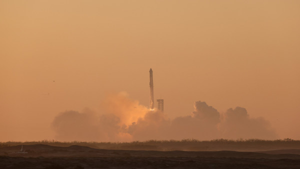 Die Starship-Rakete mit „Super Heavy“-Booster hebt am 18. November 2023 von Boca Chica in Texas ab.