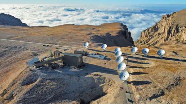 Zwei der insgesamt zwölf Teleskope des NOEMA-Interferometers befinden sich eine Woche vor der offiziellen Einweihung des Verbundes am 30. September noch in der Montagehalle auf dem 2550 Meter hoch gelegenen Plateau de Bure.