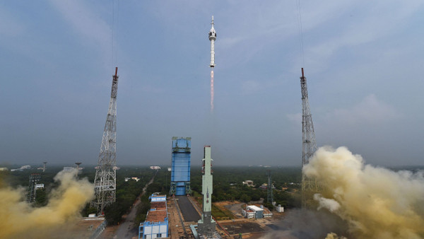 Raketenstart beim Weltraumzentrum in Sriharikota: Bis 2040 sollen indische Astronauten auf dem Mond landen.