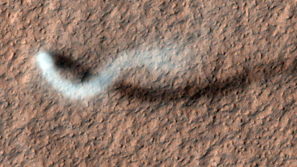 Ein marsianischer Staubteufel auf der Tiefebene Amazonis Planitia, aufgenommen vom Mars Reconnaissance Orbiter am 16.2.2012