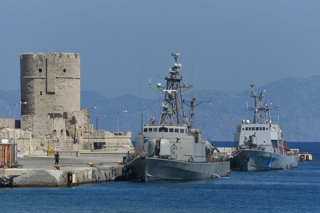 Deux bateaux des garde-côtes grecs, dans le port de Rhodes, le 6 septembre 2021. Crédit : Reuters