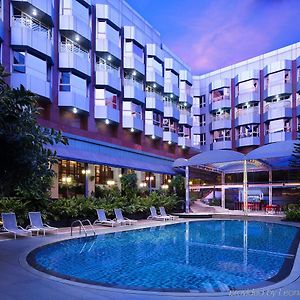 Le Meridien Bangalore Hotel Exterior photo