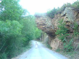 Ajamil. Roca sobre el camino a Monterreal