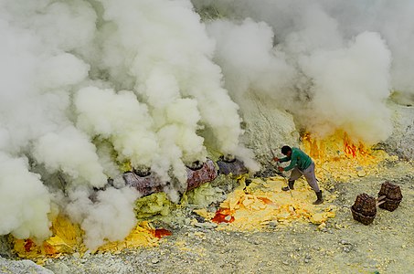 Menambang Belerang