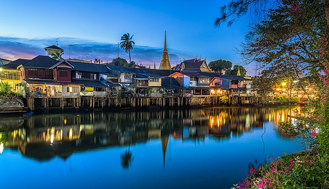 ภาพชุมชนเก่าแก่ริมแม่น้ำจันทบุรี ในช่วงพลบค่ำ แสดงให้เห็นบ้านเรือนของคนในชุมชนริมแม่น้ำ, by Nawit science