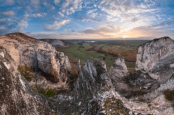 The rocky outcrop of the Upper Cretaceous by User:Balkhovitin