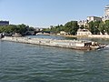 129) Une barge poussée sur la Seine à Paris, Île Saint-Louis & Pont-Sully en fond. Un plan plus large était impossible, mais au moins on voit tout le convoi. 24 juin 2010