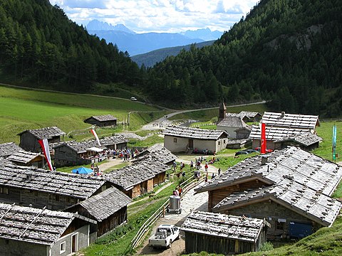 Die Fane Alm oben im Tal (a remote view to mountain Langkofel in South)