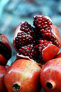 "Pomegranate_DSW.JPG" by User:Bellus Delphina