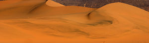 Les traces de sable noir dans les dunes de la Tadrart