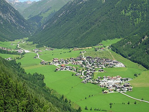 Das Dorf im Valler Tal im Sommer