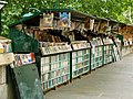 103) Bouquiniste à Paris. Chaque livre est recouvert d'une protection en plastique. 8 juin 2010