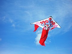 A chinese „single line“ kite in flight.