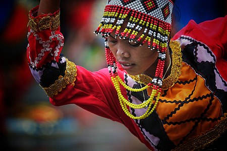 Jeune fille manobo, par Herbert Kikoy