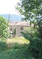 La rue principale vue depuis l'entrée du château